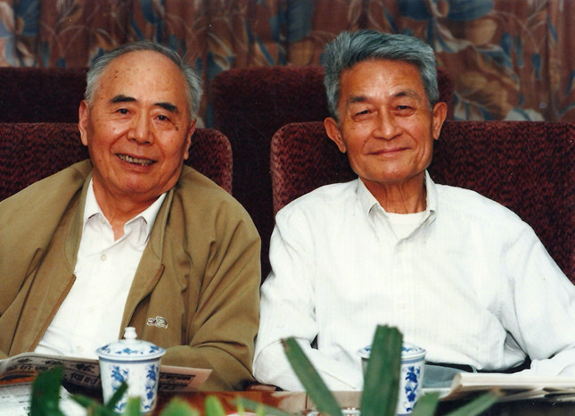 4，1997年5月13日，徐中玉与钱谷融参加劳动报座谈_副本.jpg
